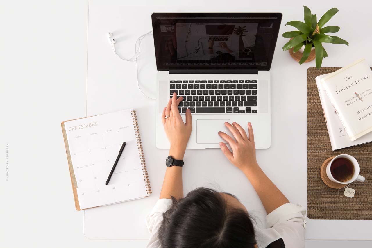 girl-frau-schreibtisch-desk-job-online-marketin-model-agency-fashion-werbeagentur-social-media-werkstudent-praktikant-trainee